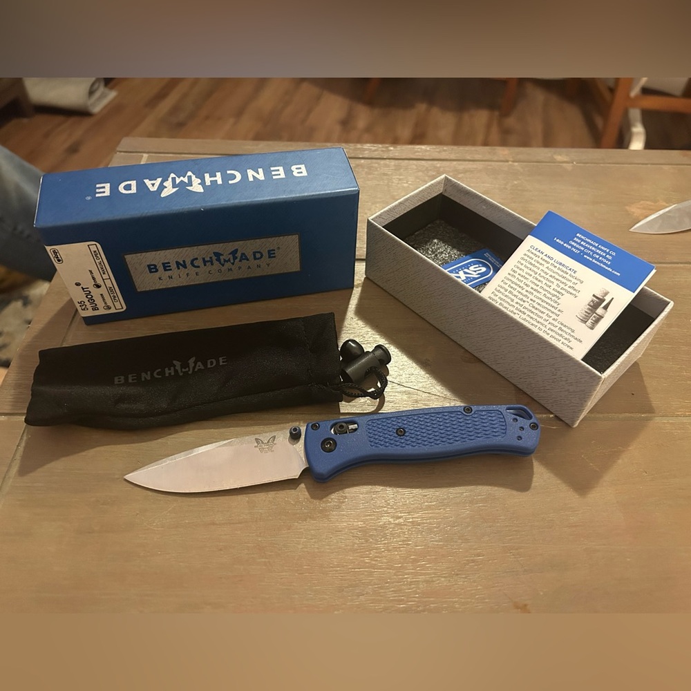 BENCHMADE bugout knife-blue